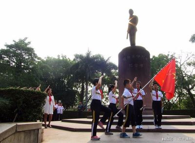 传承红色基因 赓续英烈精神——漳州市中山学校师生清明祭英烈活动纪实